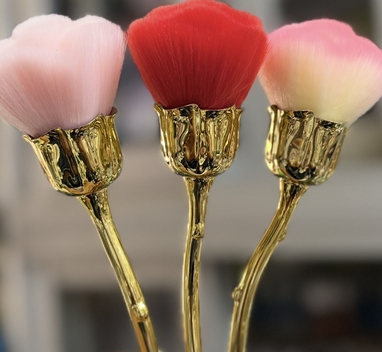 Flower dust brush
