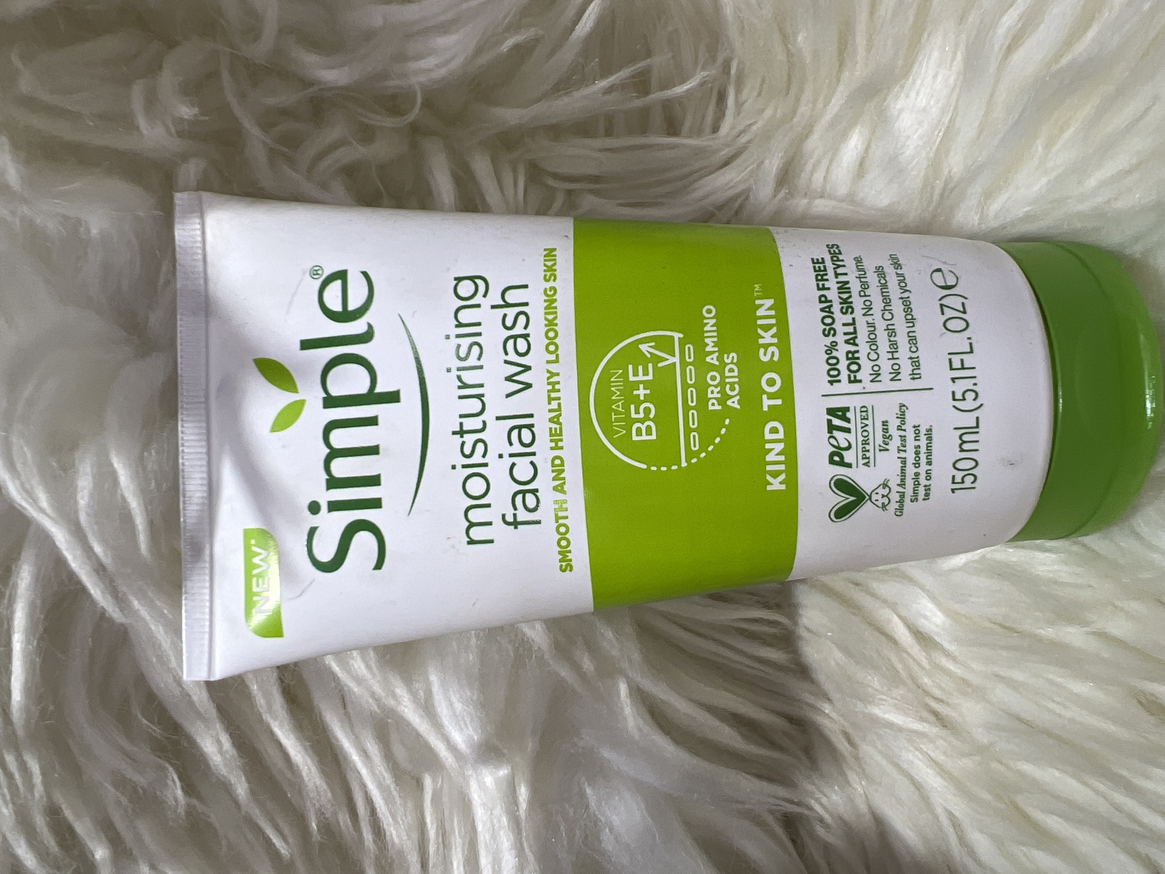 Simple moisturising facial wash